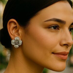 TIFFANY & CO LARGE DOGWOOD FLOWER STERLING SILVER CLIP ON EARRINGS W/box,pouch